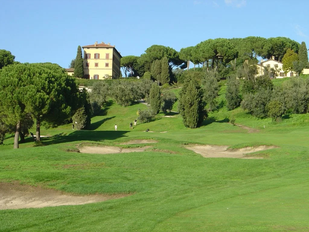 GOLF There are many golf clubs within driving distance from Villalba. The best is located in Castel Gandolfo: www.countryclubcastelgandolfo.com . 