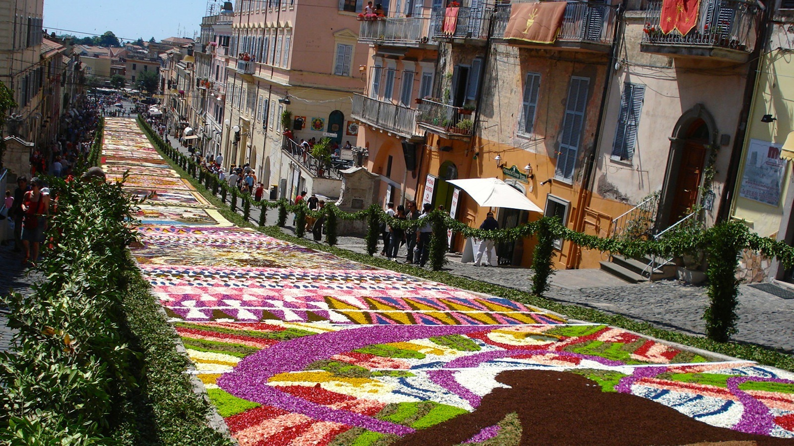 GENZANO This is the nearest village to Villalba. Here you find nice bars, restaurants and good shopping. Every year in June it is here they have the "Genzano Infiorata" - the flower festival.