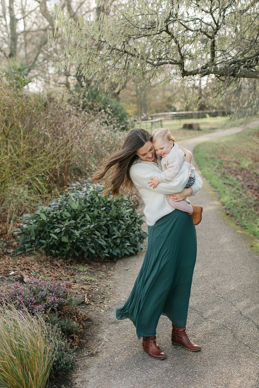  Family photographer captures mother and daughter hugging  in richmond park London 
