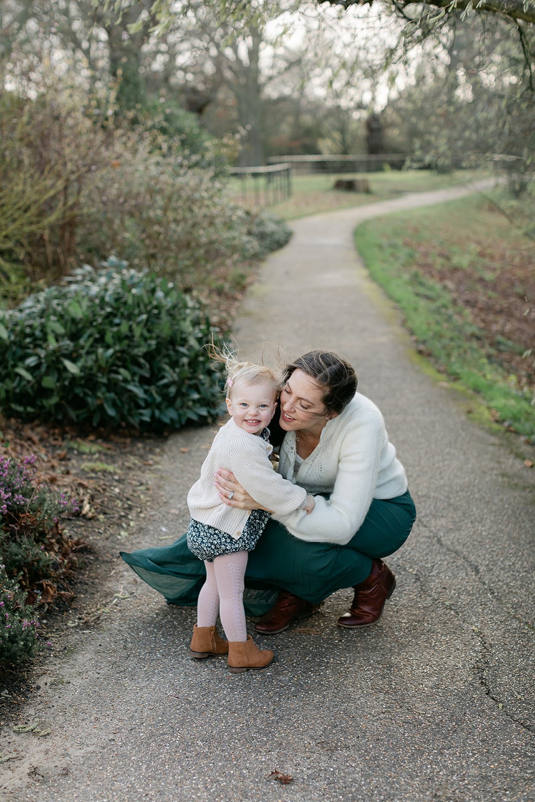  Family photographer captures mother and daughter hugging  in richmond park London 
