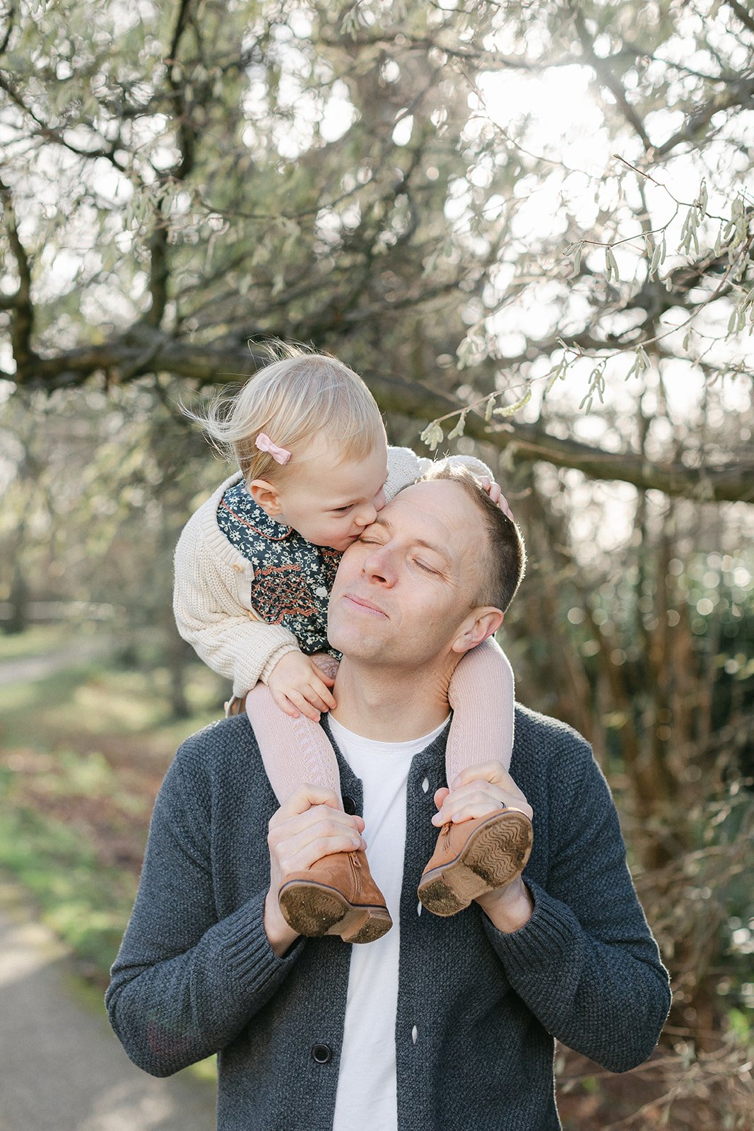  Family photography of father with toddler on shoulders  in Pembroke Lodge, Richmond 