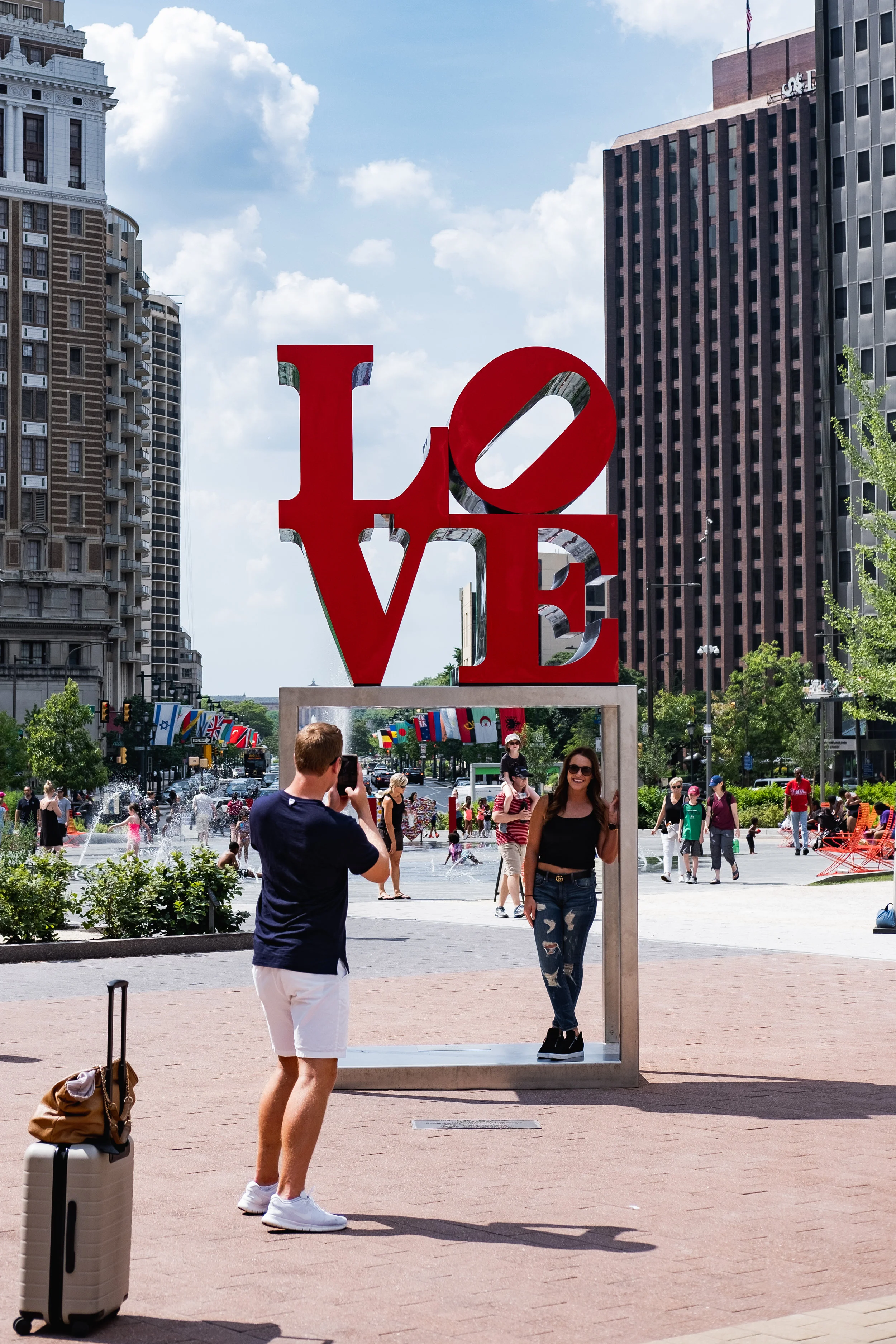 2019_LOVE PARK STATUE_ACTIVITES_THE PHILLY CHECKLIST-4.jpg