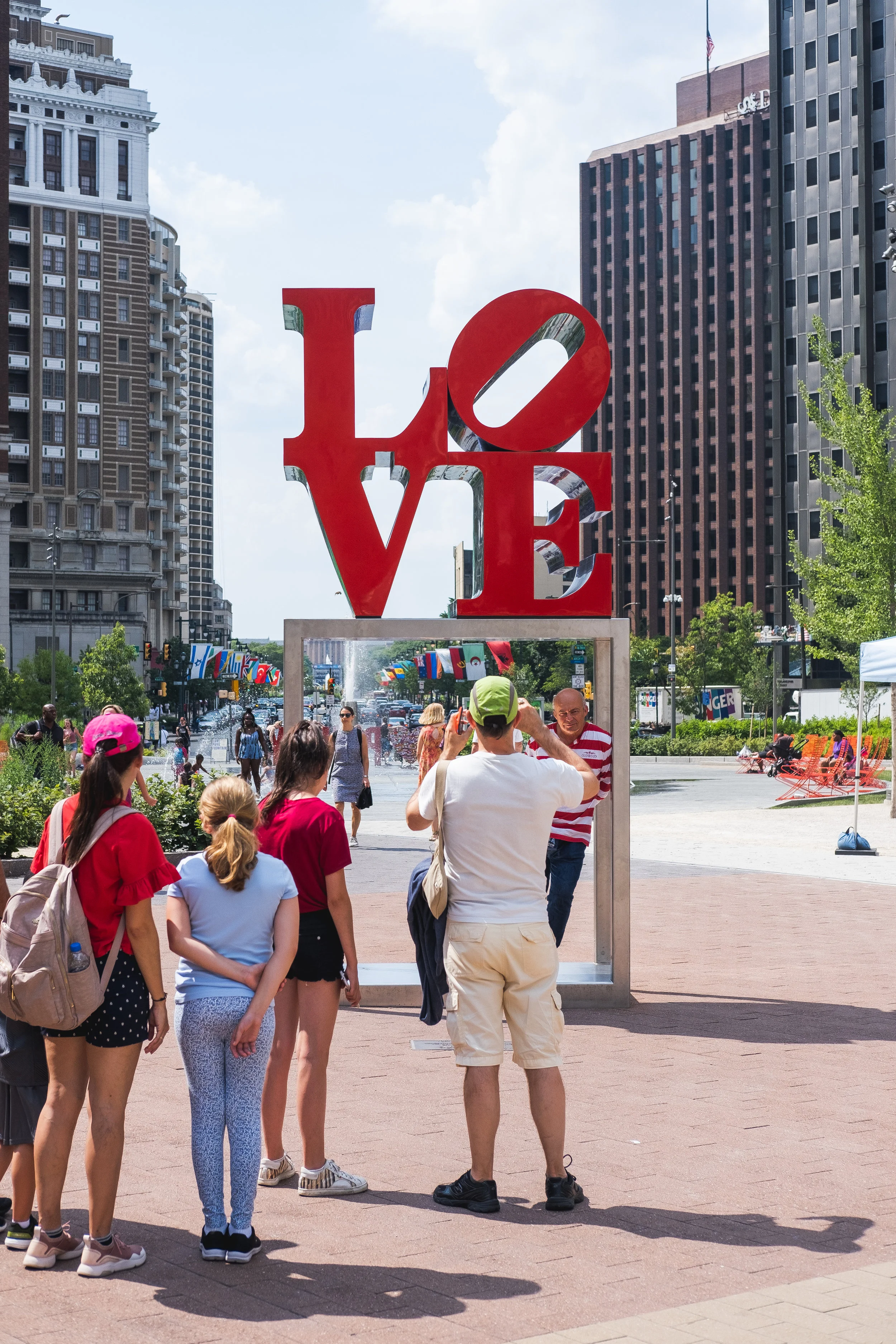 2019_LOVE PARK STATUE_ACTIVITES_THE PHILLY CHECKLIST-1.jpg