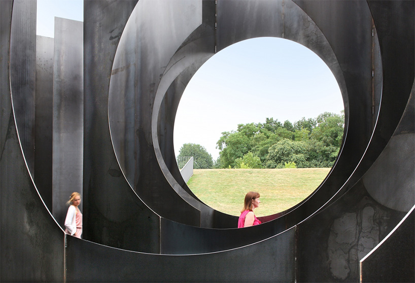 Gijs van Vaerenbergh, He cut-outs outline fragments of the environment