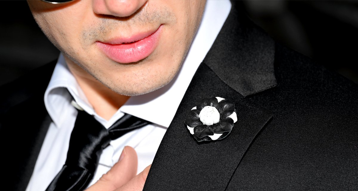 #FleurdPins-black-and-white-mini-leather-gardenia-lapel-Flower-boutonniere-photo-by-Andrew-Werner.jpg