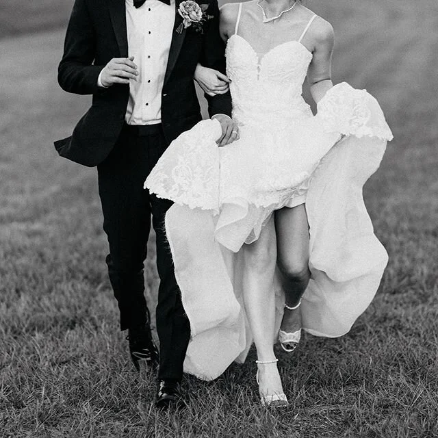 * swipe right 👉* Ringing in the new year with this ultra sweet stunner of a couple at @beckendorfffarms.  What a whirlwind the past twelve months have been!  I know Thanksgiving was a few months ago, but that&rsquo;s exactly how I feel at the start 