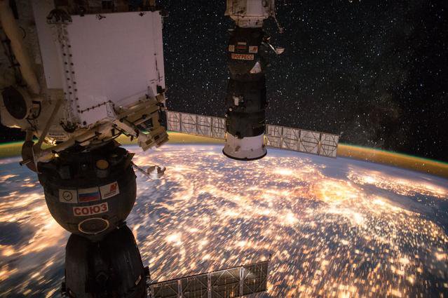 Earth_Observation_at_Night_from_ISS.width-800.jpg