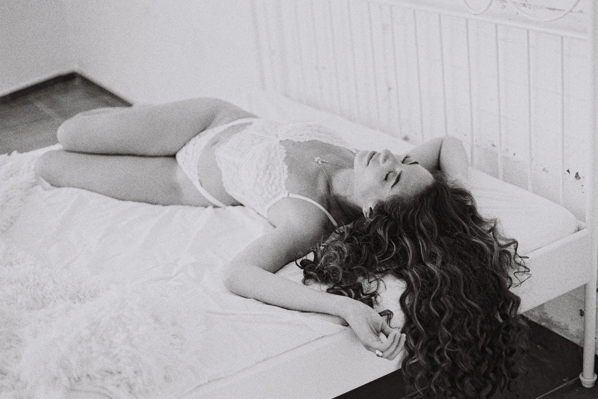 Boudoir tells your story 🖤

Comment or DM me BOUDOIR for the link to book a free consult aka Boudie Call with me to explore your boudoir experience and your story ✨ 

Now booking for NYC | October 2026 and Israel | Winter 2026

#fineartphotography #