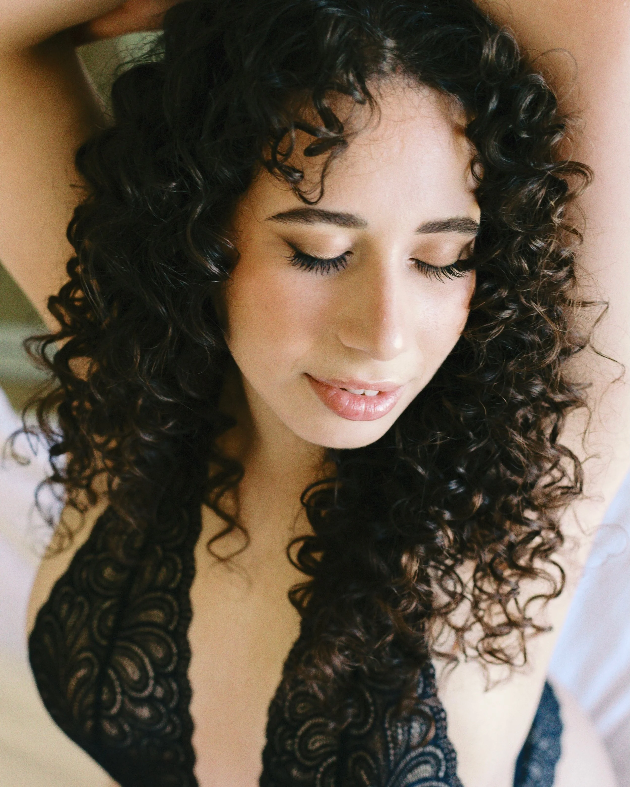 The timeless question&hellip; color or B&amp;W? 

Which one are you generally more drawn to &amp; why? ✨

Let&rsquo;s chat &darr;

Gorgeous curly girl hair and beautiful makeup by @cassys.studio 

#boudoirphotography #fineartphotography #selflove #is