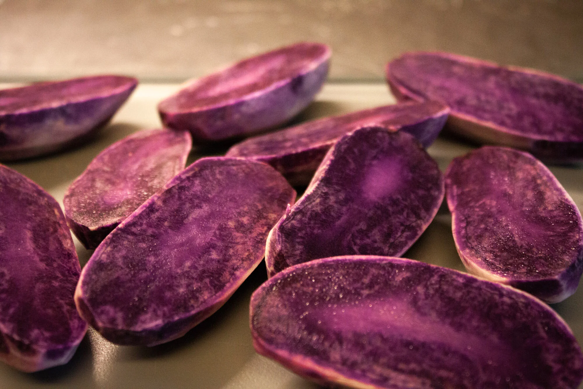 Farbige Raclette-Beilage mit blauen Kartoffeln