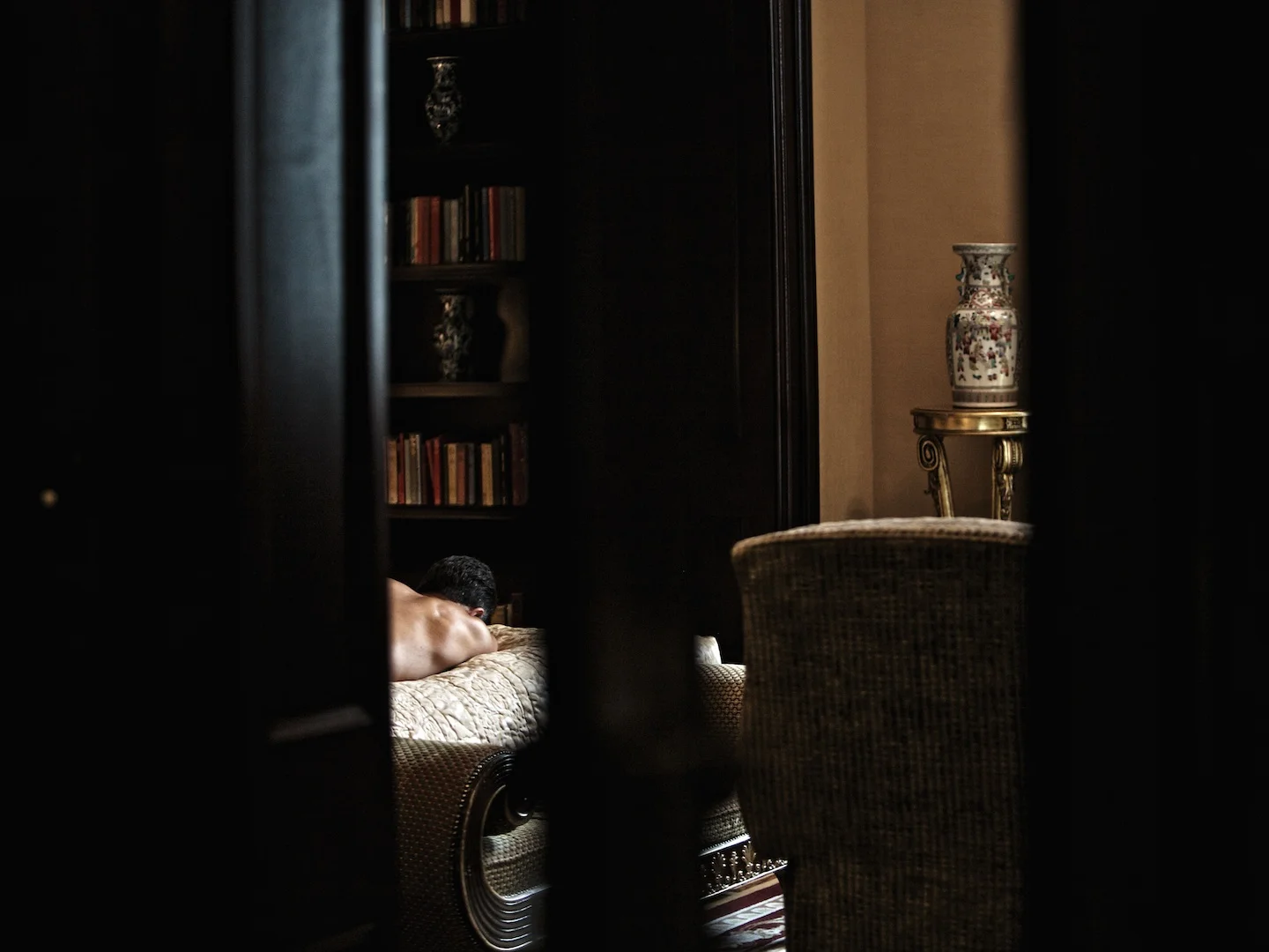 Jim in afternoon light in the Lanesborough, London. © Richard Gerst. Men. Portrait. Beauty. Fashion. DNA
