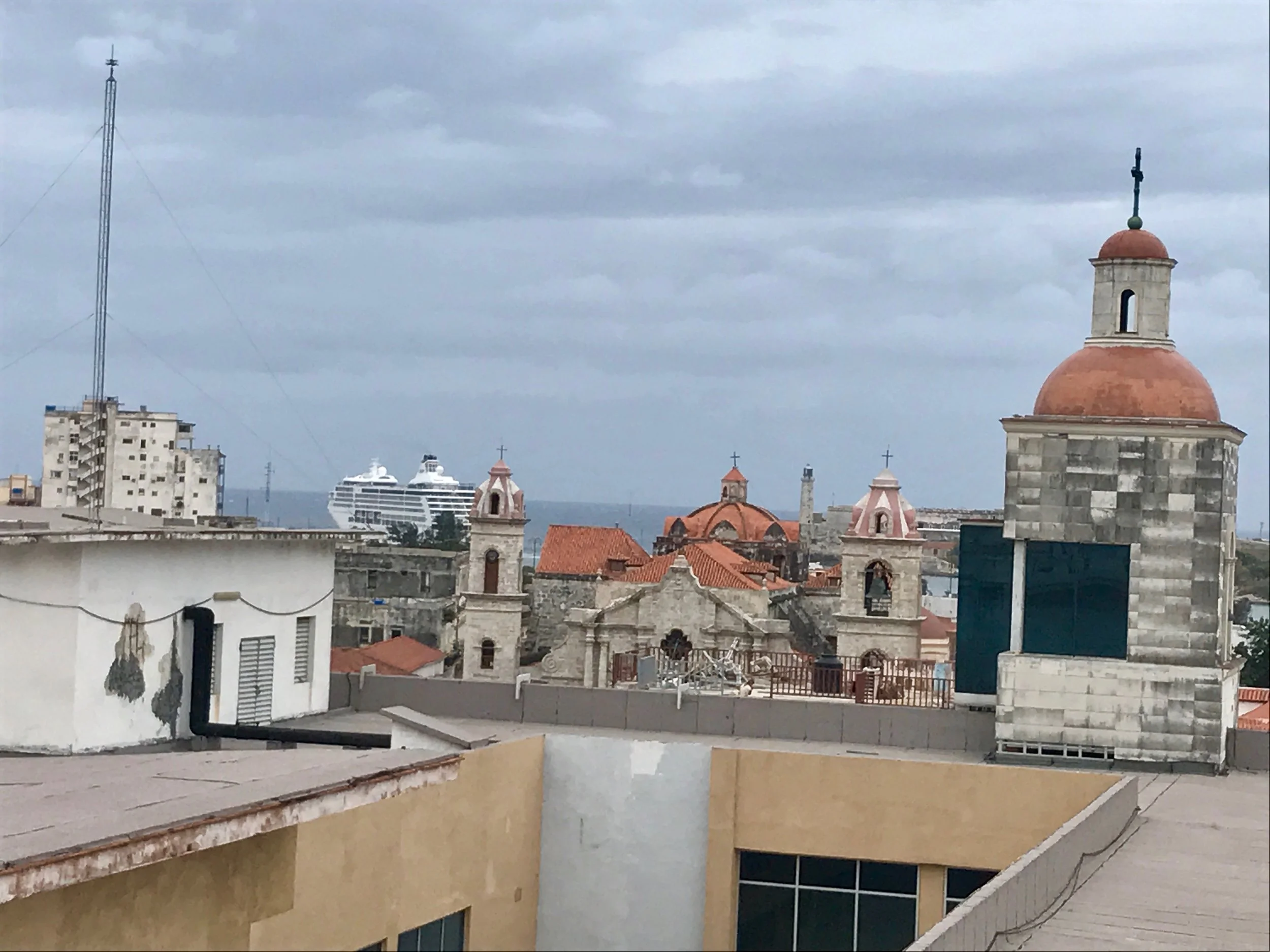 Watching cruise ships from the roof of Hotel Ambos Mundos
