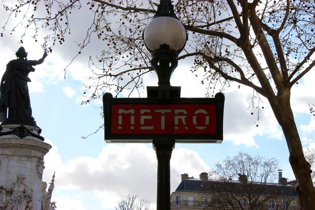 CRUISING ON THE PARIS METRO