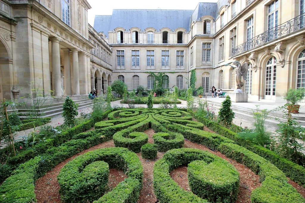 CARNAVALET CLOSING FOR A FACELIFT