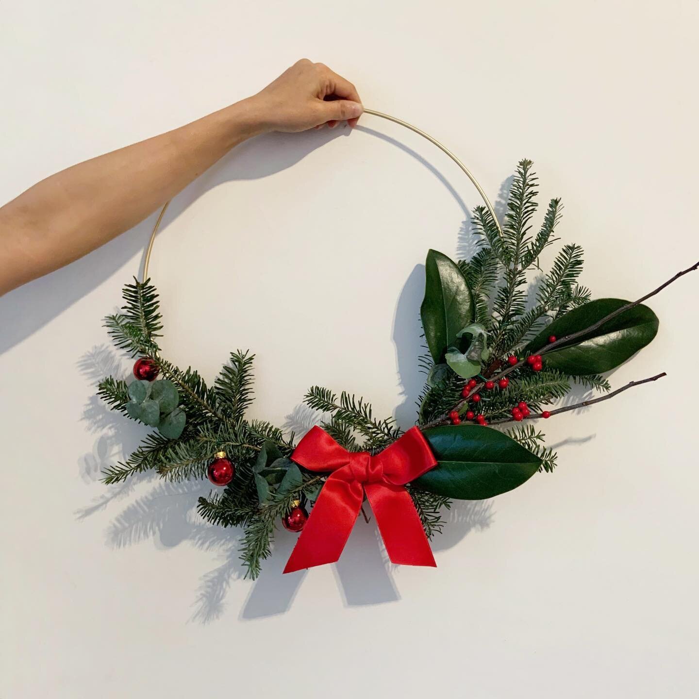 I couldn&rsquo;t deal with getting a Christmas tree this year, but did make this wreath that has added a bit of cozy holiday cheer to the apartment. 🥰🎄📯🎄🥰