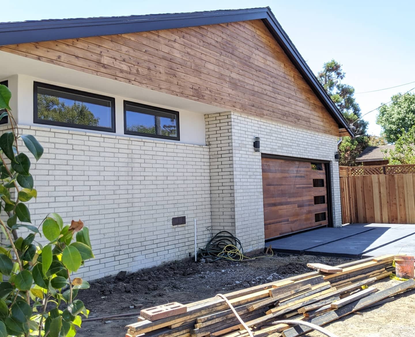 When you build a house there are many so finishes and patterns, shapes and tones to consider. It can end up looking sloppy or it can end up like this beauty. 

Hey, #alamedapeeps anyone know who is working on this fernside house? #ilovealameda