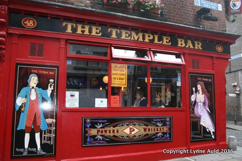 04-Temple Bar pub med.jpg