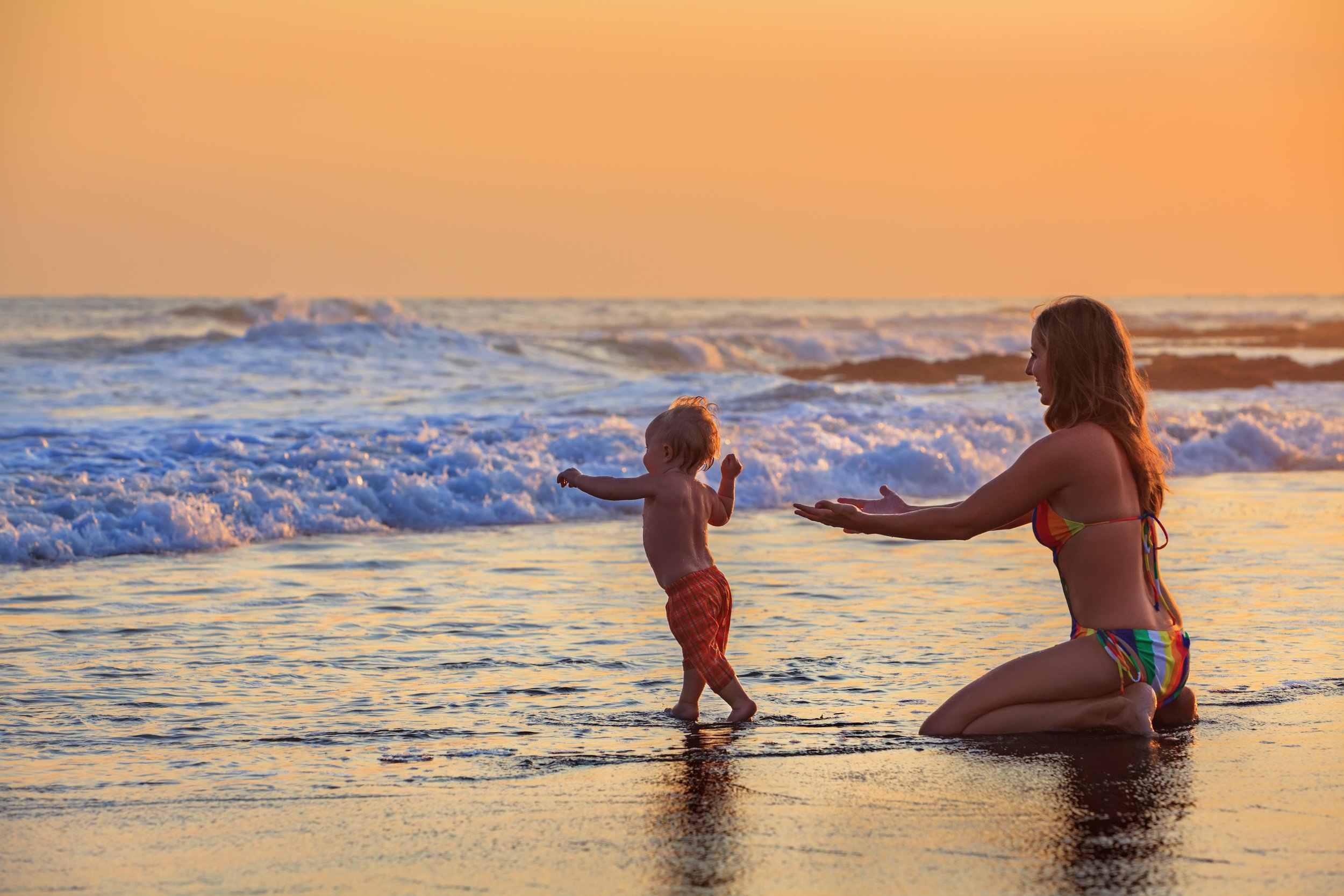 Мама после пляжа. Фотосессия мама и малыш на море. Дети на море. Мама с малышом на пляже. Женщина с сыном на море.