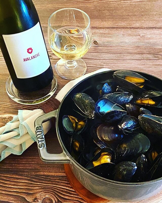 Flex Your Mussels! A simple dish of mussels in broth, served with an outside-the-box wine pairing, Avalanche Chasselas from Switzerland. This wine is light and fresh on the palate, with flavors of melon and apricot and strong minerality. Avalanche is