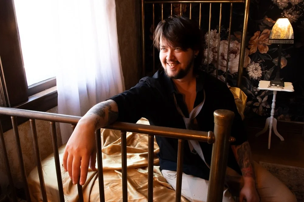 That smile when you catch a glimpse of yourself looking fiine in the vanity mirror at your photoshoot&hellip;talk about seeing Self in a brand new light, if this is your first time&hellip;

LAMINA Boudoir Sessions help you alchemize the highest visio