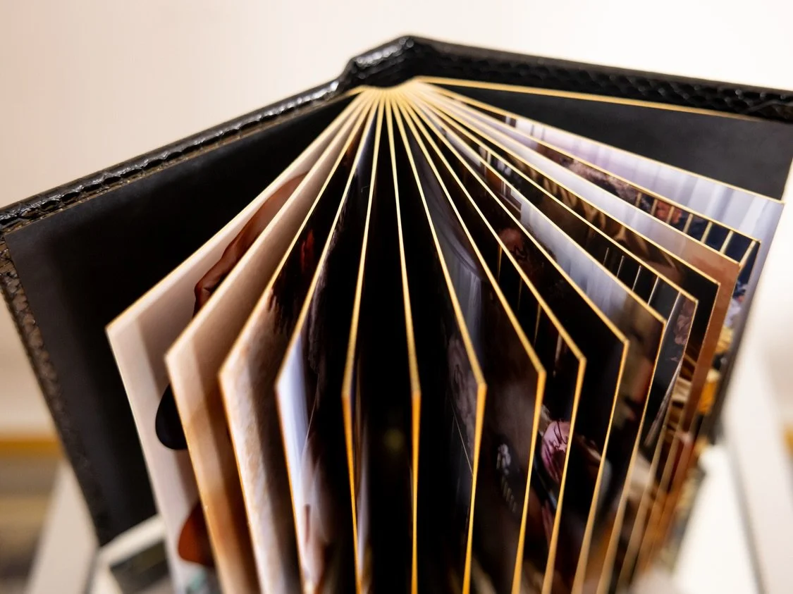 𝖶𝗁𝖺𝗍 𝖼𝖺𝗇 𝗒𝗈𝗎 𝗆𝖺𝗄𝖾 𝖿𝗋𝗈𝗆 𝗒𝗈𝗎𝗋 𝖿𝗂𝗇𝖾 𝖺𝗋𝗍 𝖻𝗈𝗎𝖽𝗈𝗂𝗋 𝗉𝗈𝗋𝗍𝗋𝖺𝗂𝗍𝗌？

Custom photo albums and gallery wall art that honors your story and reminds you of your strength and power!

See more portfolio examples PLUS click 