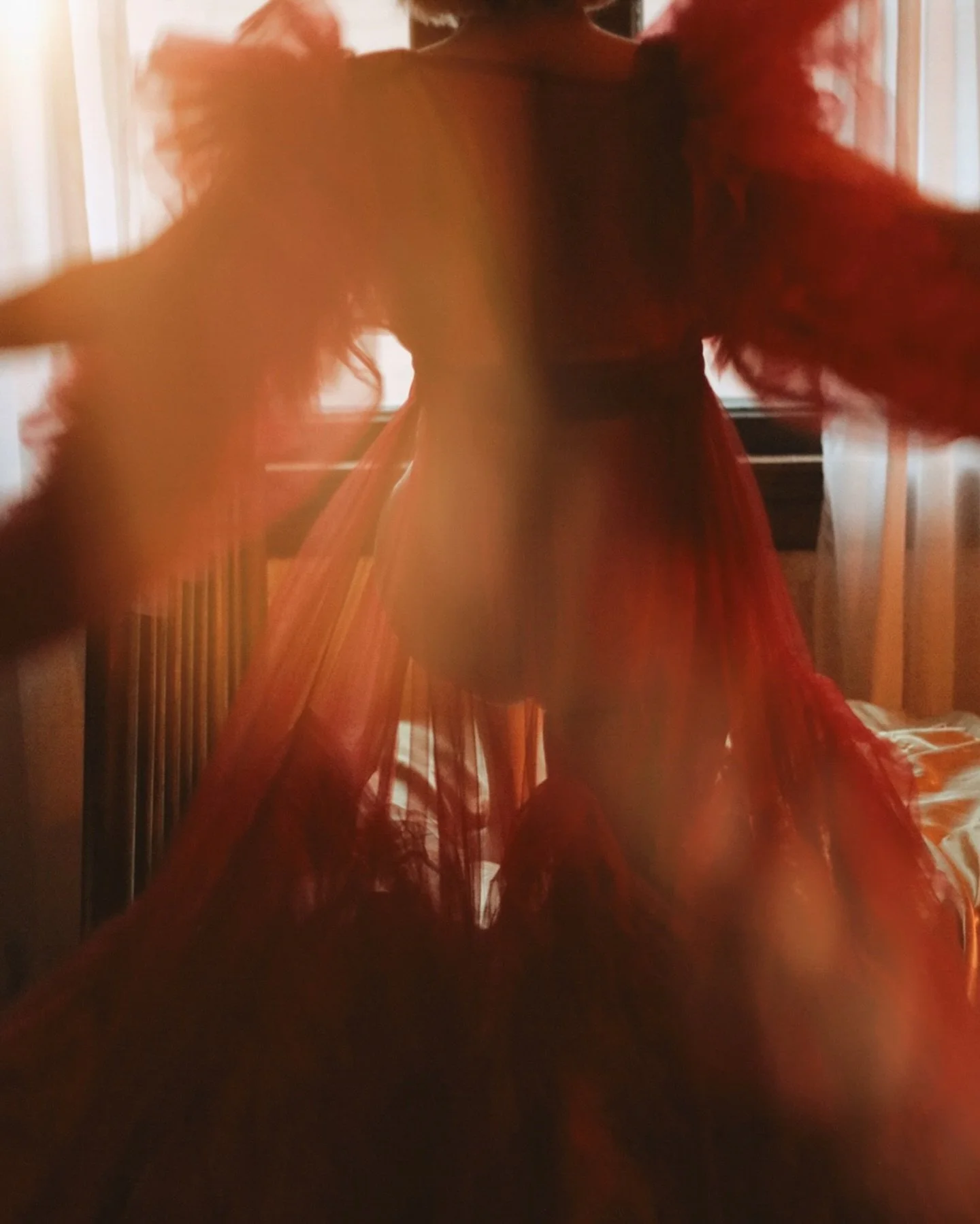 Boudoir photography sessions for plus size babes hold space for clients and models just like every other session! Intentional posing and curated direction ensure every body is photographed beautifully, respectfully and as you embody full autonomy.

V