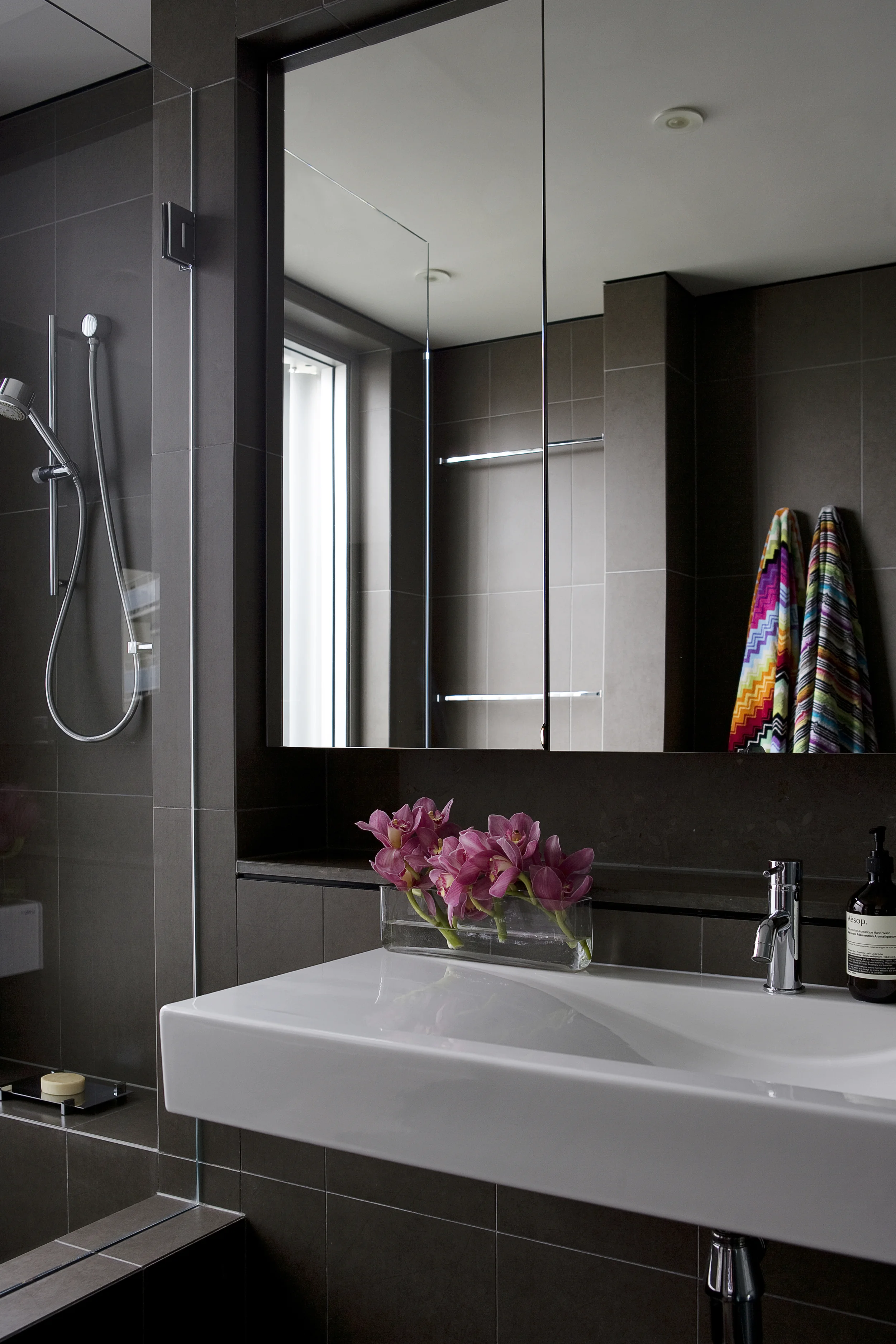 1007_Greenknowe Avenue_Ensuite 2_Alexandra Kidd Design.jpg