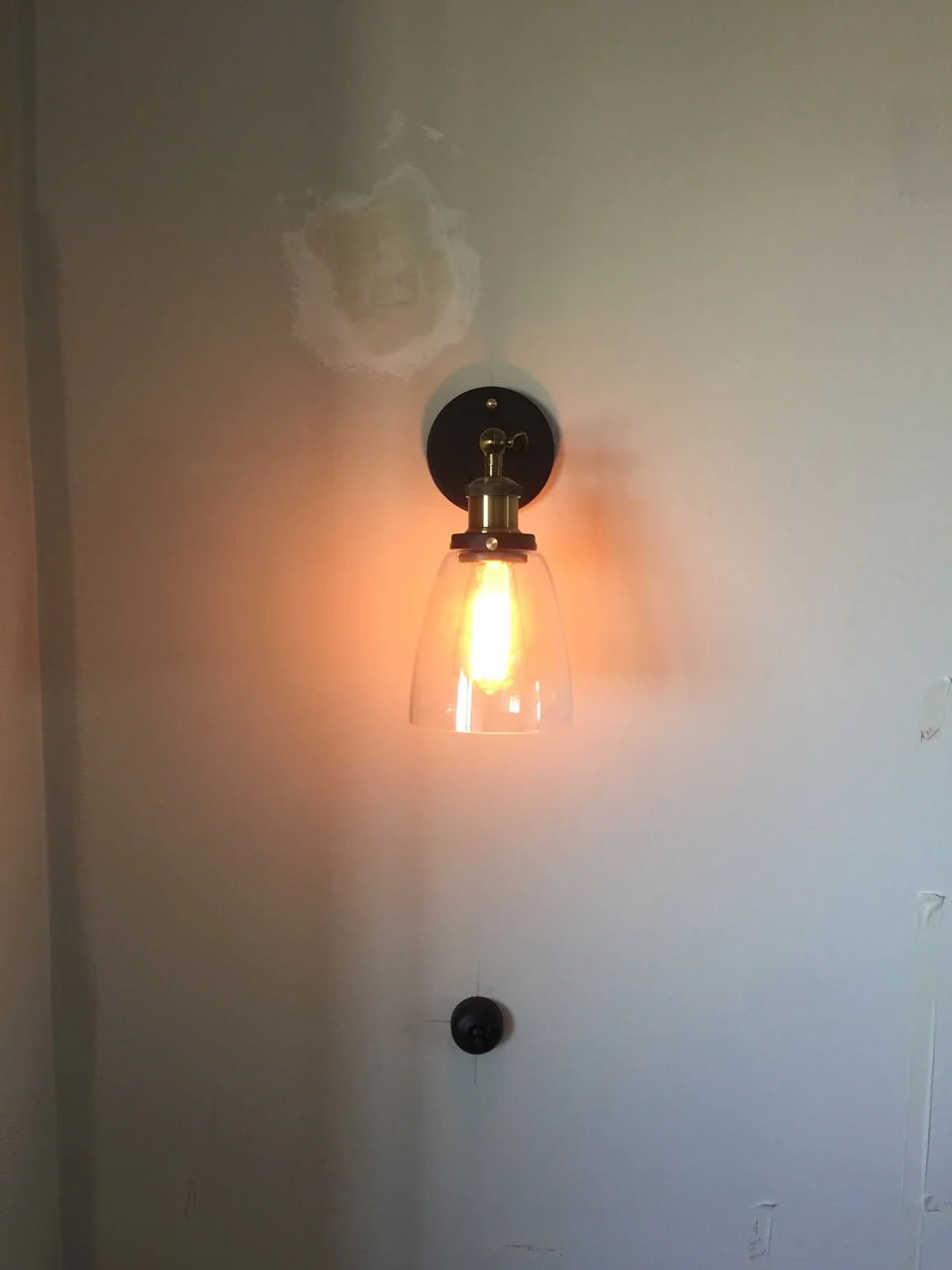 An exposed filament globe is the perfect pairing for the industrial sconce, adding to our sense of drama.
