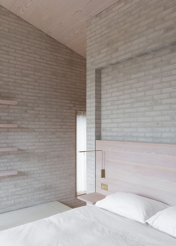 The repetitious application of timber cladding on the ceiling, mirroring the bedhead detail is unexpected but gorgeous and helps bring warmth to an otherwise voluminous space.