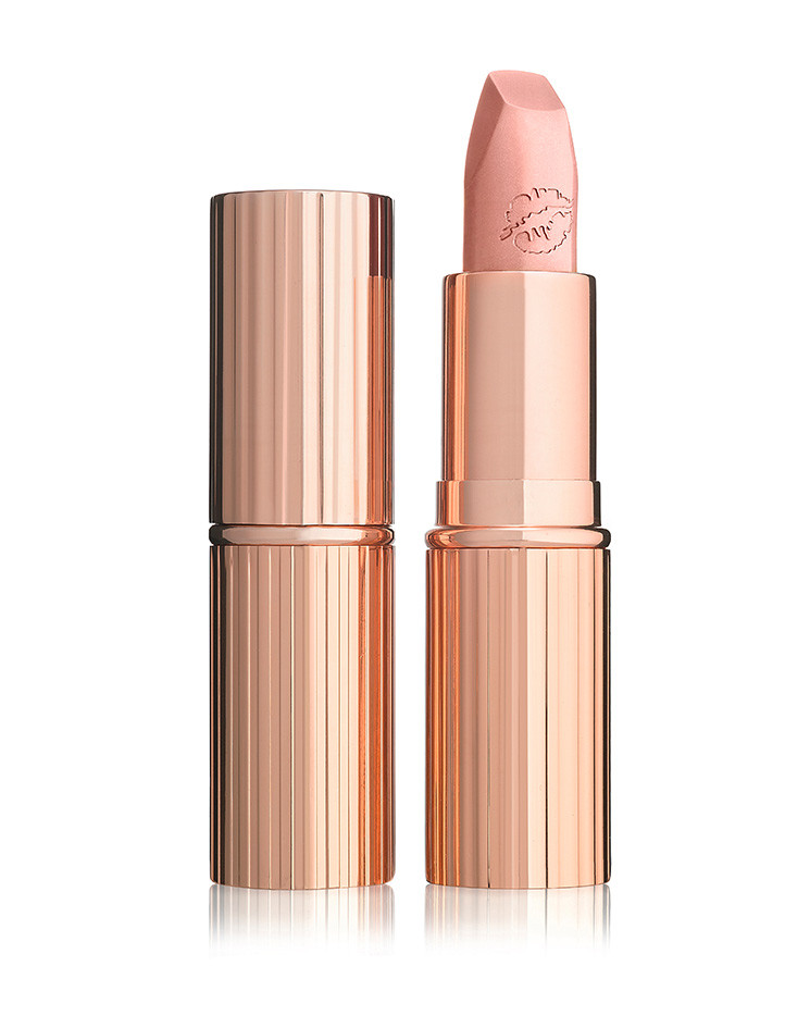 Demi is dreaming that the Christmas Tree will be decorated with lipsticks, in particular the Hot Lips by Kim K.W. available at Charlotte Tilbury . 