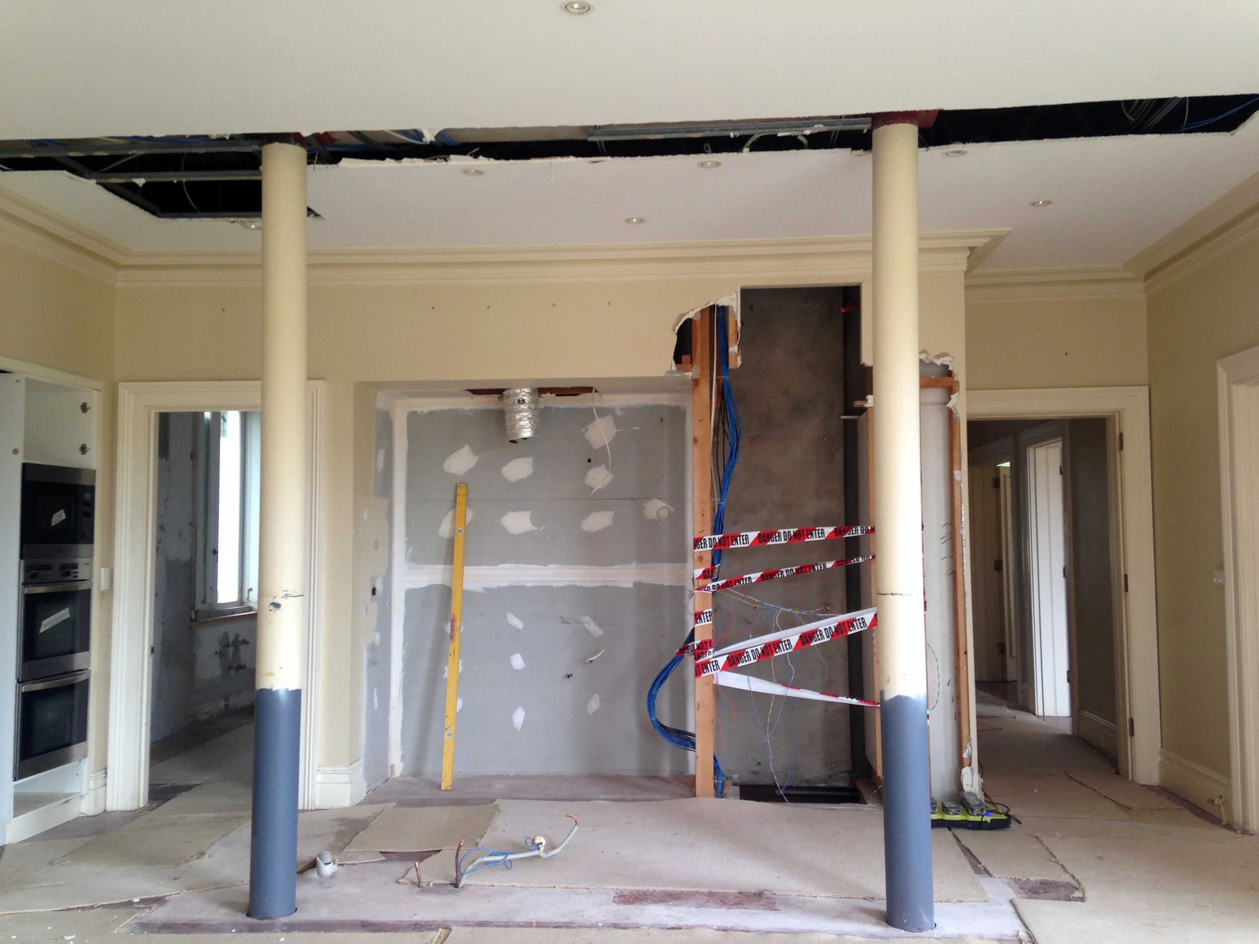 After living with them for 15 years, our clients couldn’t stand the pair of columns any longer. Finally, it’s time to say good bye, open up the kitchen space and improve the flow.