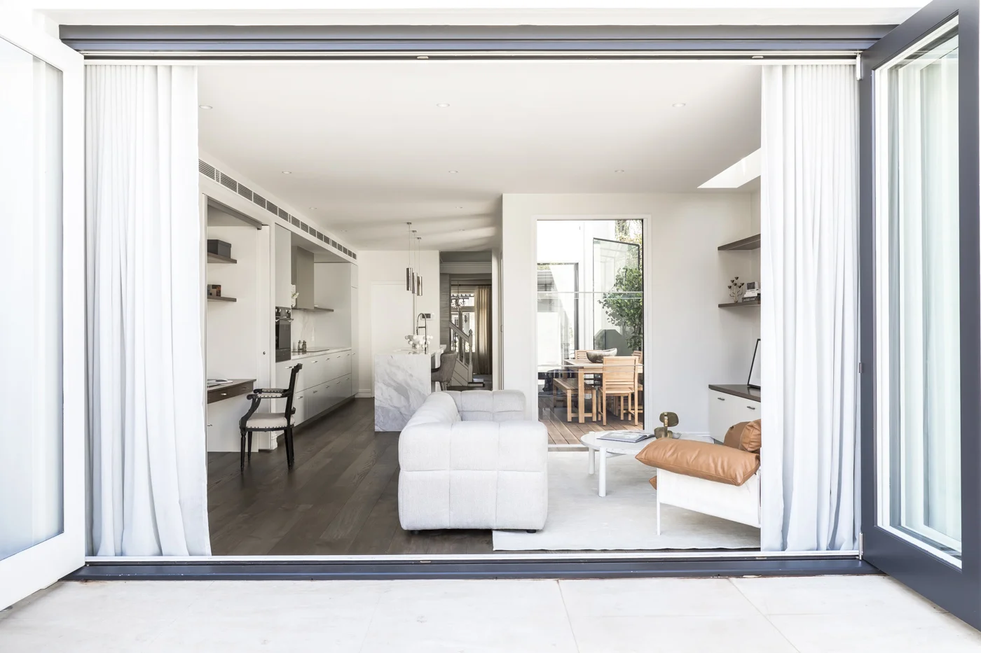 Whilst the house now has a lot more openings to the outside, the new flow creates an enviable serene atmosphere as the occupants feel perfectly safe and private all year round.
