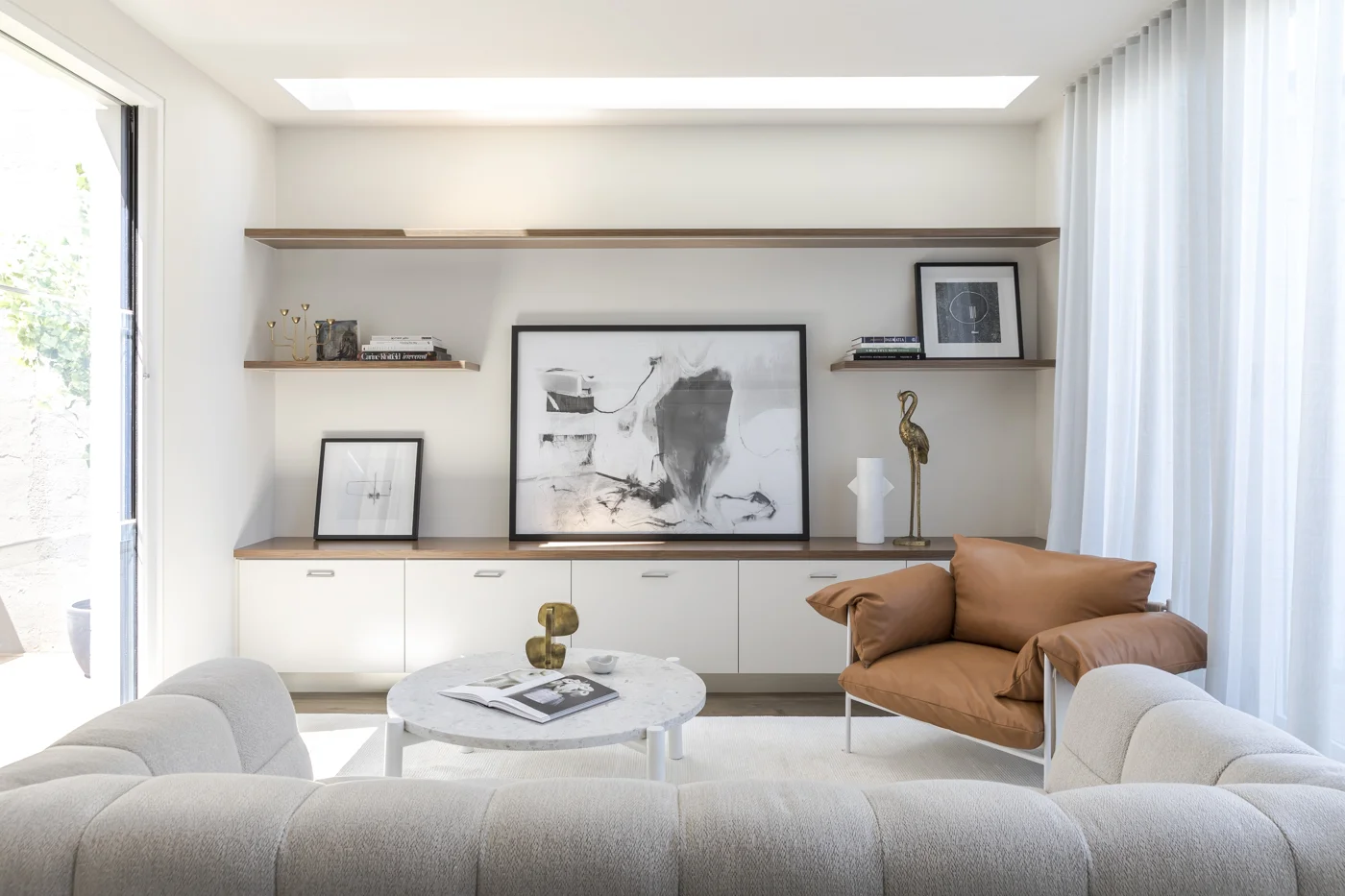 The back of the house is now completely open, filled with natural light, air and textures. 