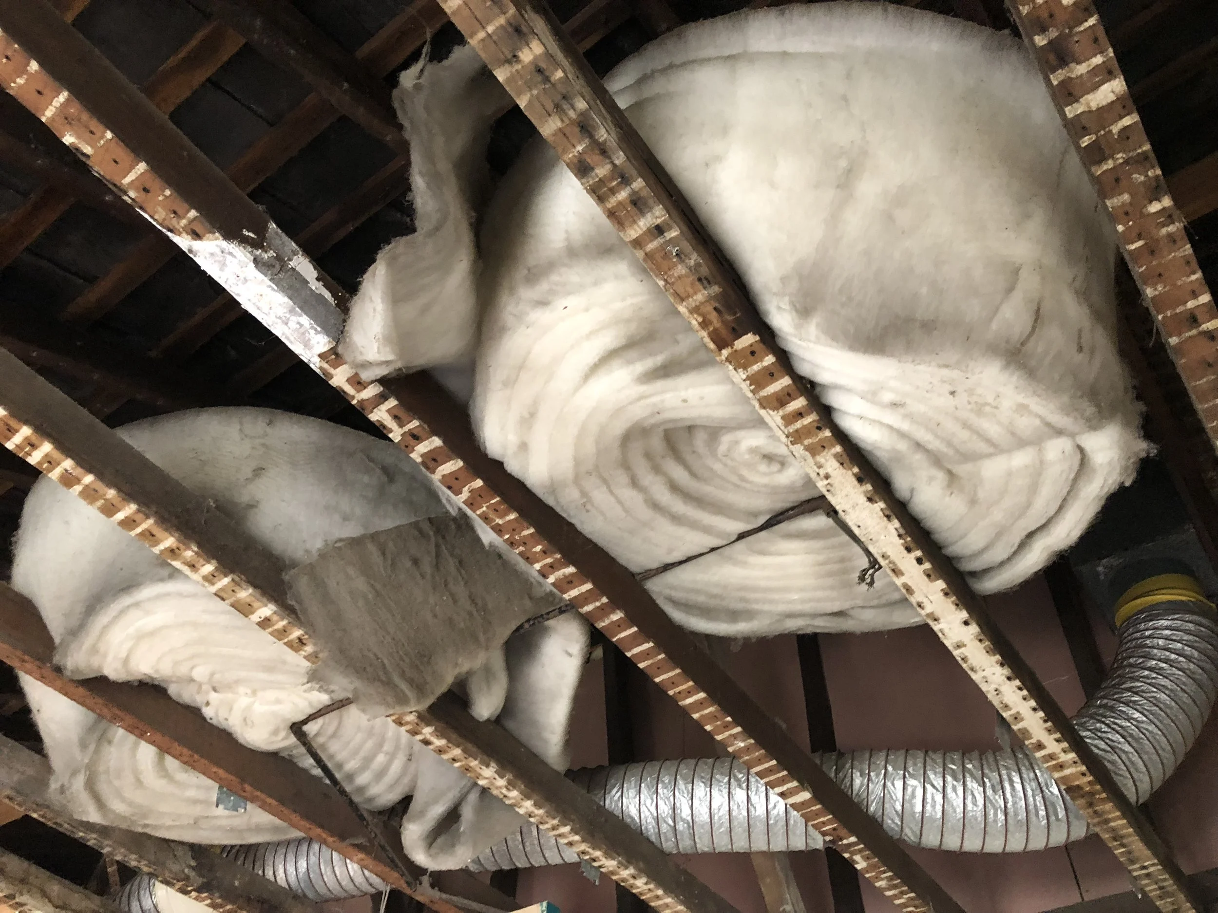 Upstairs we discovered with surprise that the original insulation in the ceiling was never used as intended but was still rolled up, waiting to be installed!