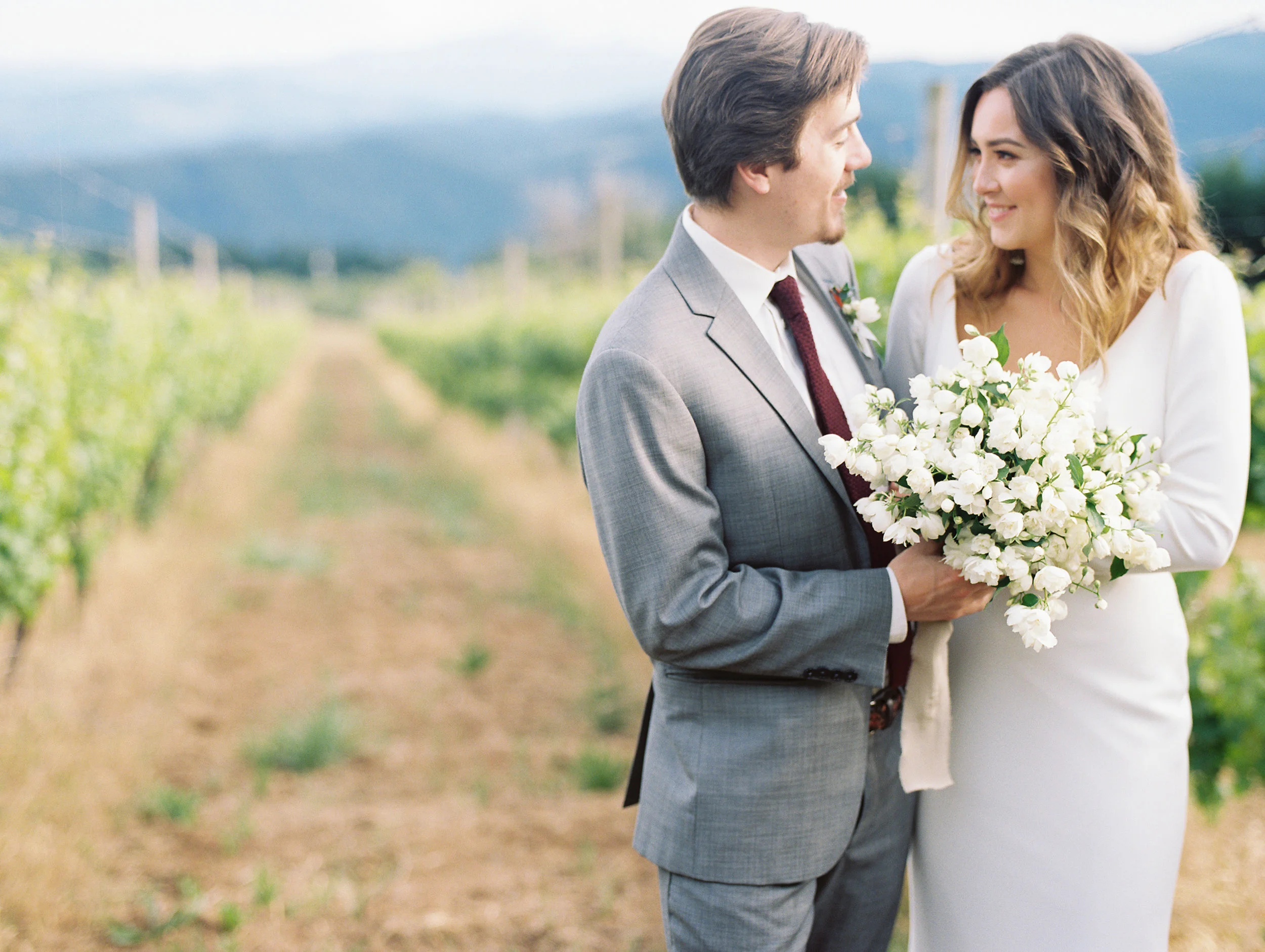 gorge-crest-vineyards-katie-dessin-wedding-photography-96.jpg