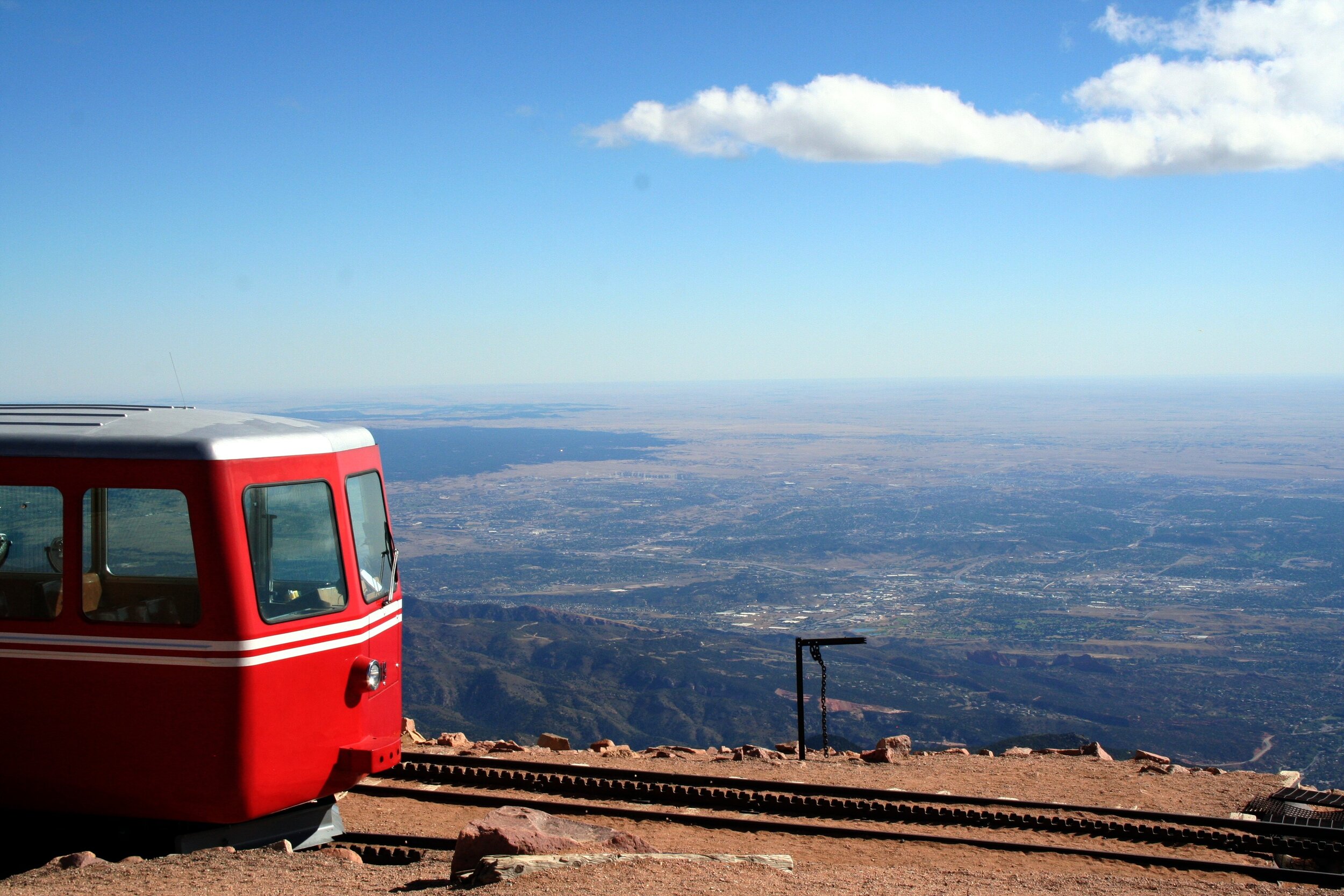 Pikes Peak 14M Ft - Col Springs 25 M Away.jpg