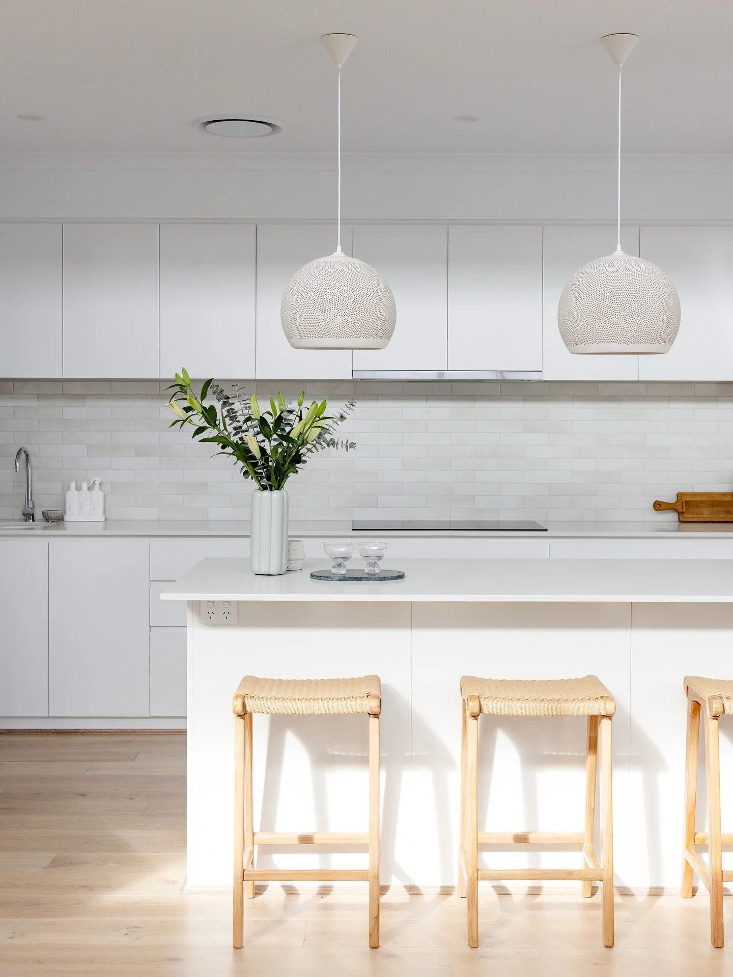 Recent work for @indianic.homes capturing their Tilbanup project. This beachside beauty was an ode to coastal crisp 🤍
