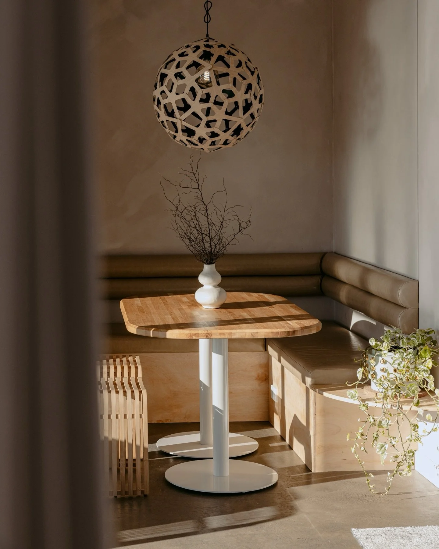 Recent work for @beachface.au &hellip; a sun kissed luxury short stay apartment directly opposite Bunbury&rsquo;s Back Beach. The way the light dances around this space was an absolute joy to photograph 🤍