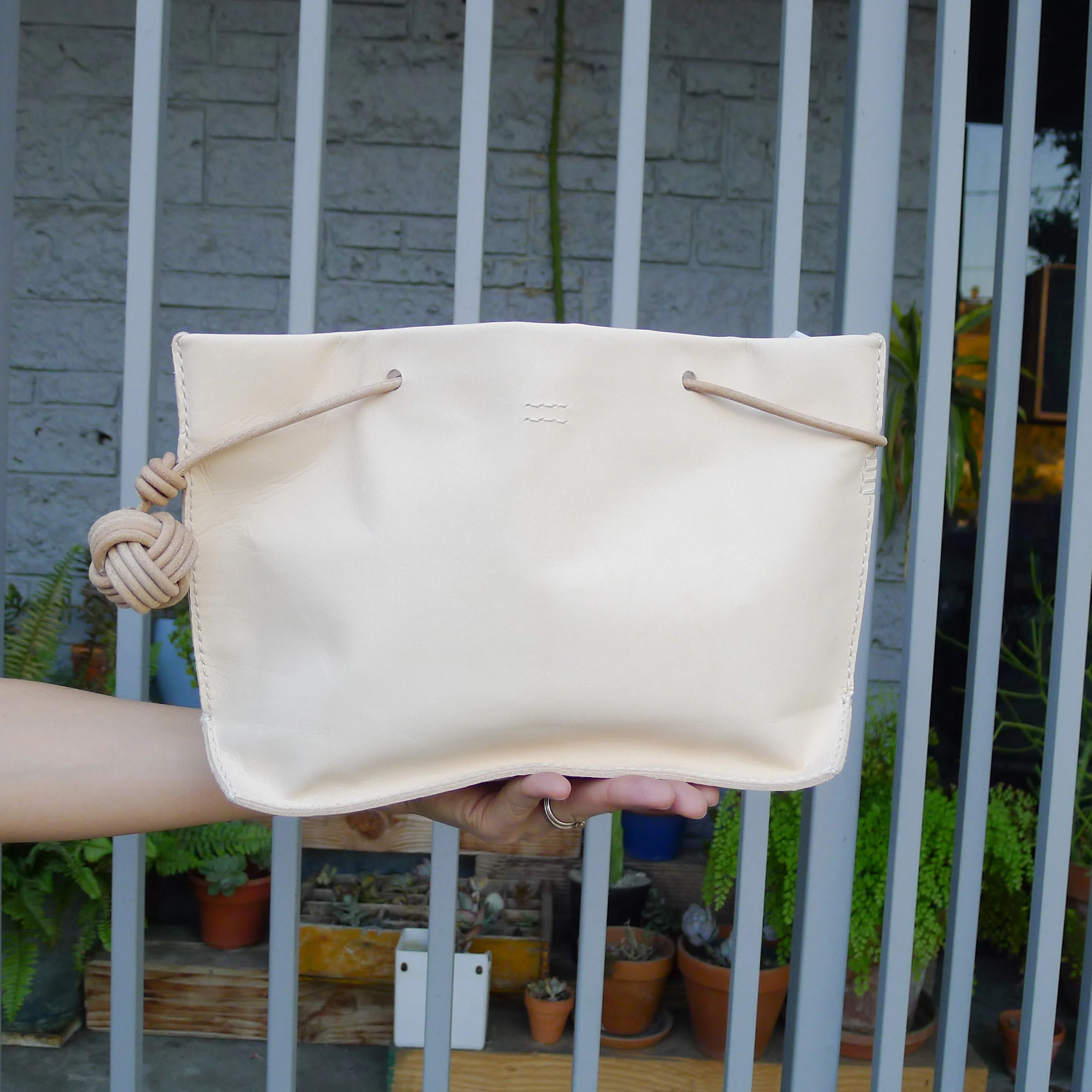 Nude k(not) clutch