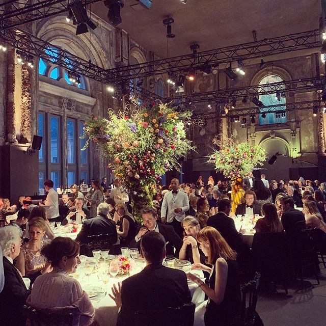 Vandaag hebben we de eer om het charity diner van @nadjmifoundation te hosten. Het evenement wordt in goede banen gebracht door @rslp_event_design en het eten wordt verzorgd door @jml_concept. @cdsoptions heeft voor het prachtige meubilair gezorgd. @francesca_vanthielen zorgt voor de presentatie van de show en @phillipsauction zorgt voor de veiling.