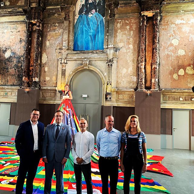Vandaag werd de Amsterdam Rainbow dress onder toezicht van de burgermeester voorgesteld. Het kleed zal tijdens de @antwerppride tentoongesteld worden in het @mhkamuseum. Het symboliseert de landen waar nog geen rechten zijn voor de Holebigemeenschap. Als er een land is dat rechten toekent wordt de vlag vervangen door een regenboogvlag. 🌈