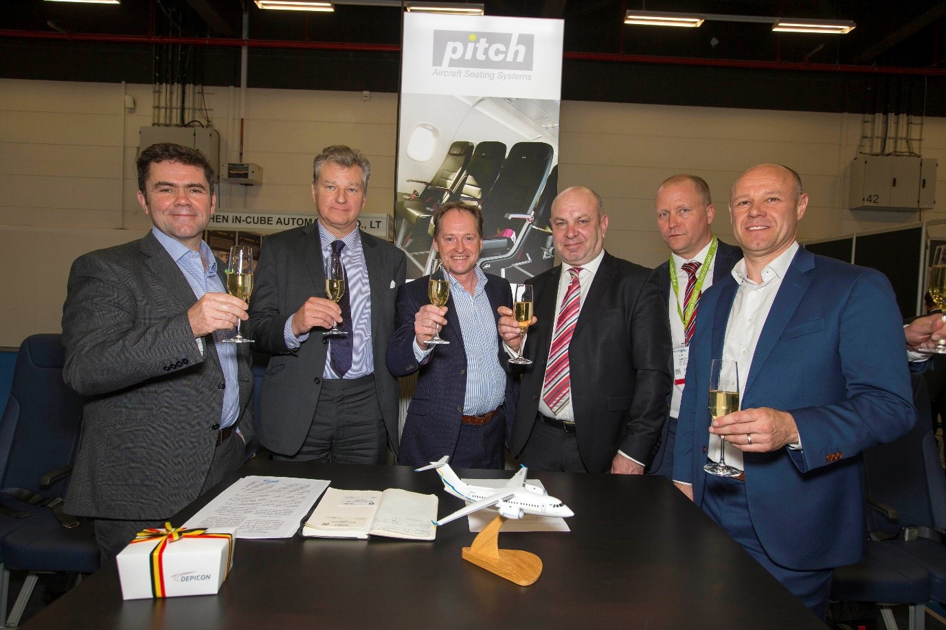 Mr Oleksandr Donets, president of the Antonov company, and Ralf-Dieter Montag-Girmes, president of the SAAL, celebrate the contract signing with the Pitch team in Hamburg.