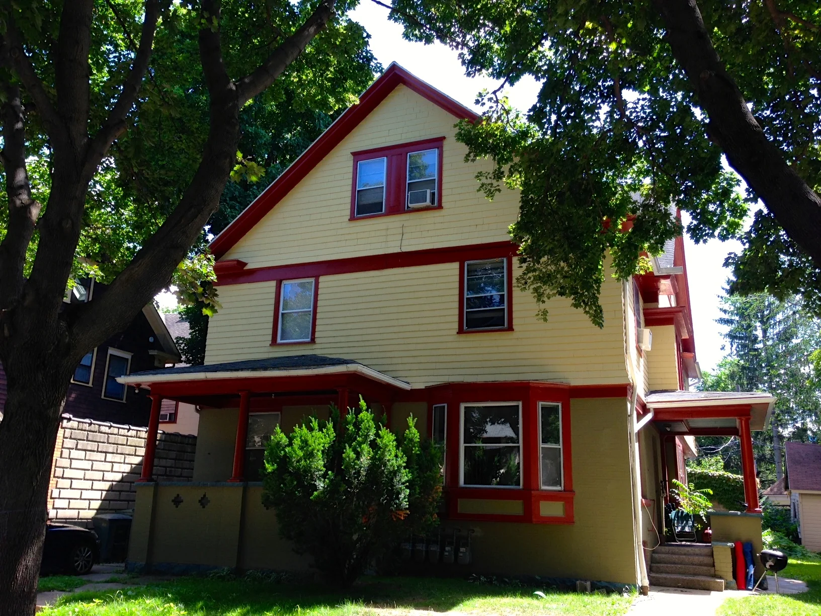 Located in a quiet residential neighborhood, Thayer is just a block away from Park Ave with everything you need nearby: restaurants, pubs, shops, ect. 