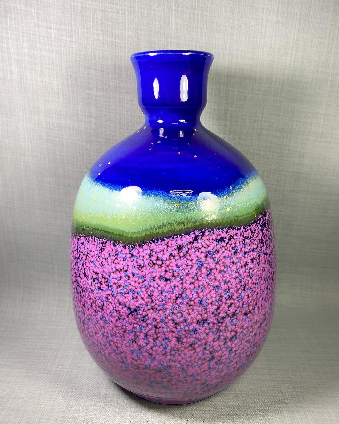 New lavender fields vase. Loving the result! 😃

#crystallineglaze #ceramicglaze #lavenderfields #ceramicart #wheelthrown #vase #goldluster #yuyinghuang #ceramics #pottery #黃玉英陶藝