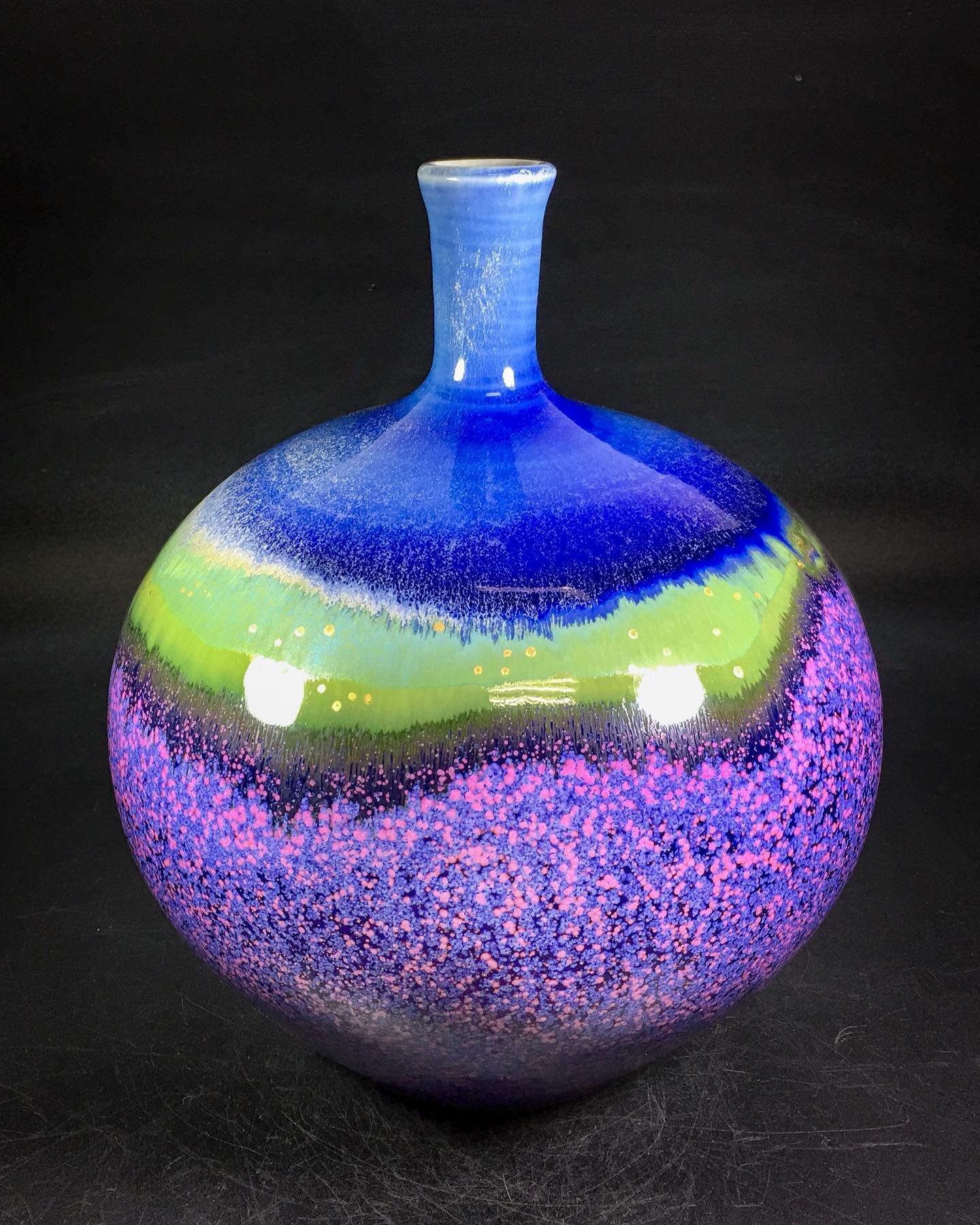 Some vibrant colors to brighten up you day 😄

#crystallineglaze #ceramicart #ceramicglaze #wheelthrownpottery #vase #goldluster #lavenderfields #modernceramics #yuyinghuang #ceramics #pottery