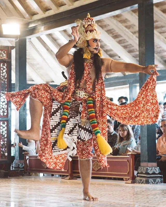 Stepping into Monday like
.
.
.
 #travel #igtravel #indonesia #yjogjakarta #folkindonesia #dancer #keratonjogja #traveljogja #beautifuldestinations  #digitalnomads  #passionpassport #postthepeople #travelgram #tourism #instago #passportready #wanderl
