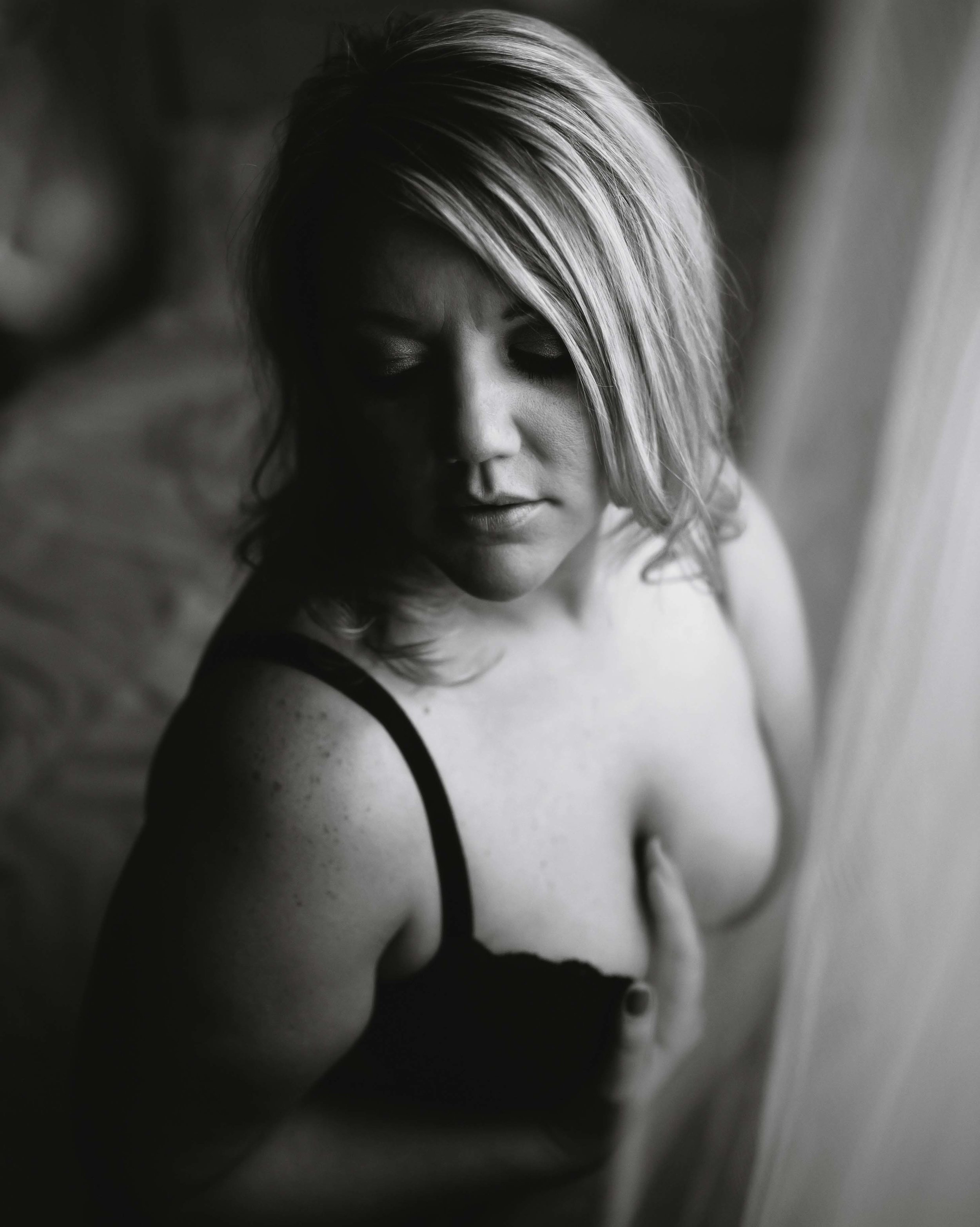 boudoir in black and white