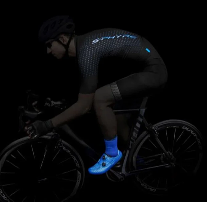 The jersey has a seamless construction... we assume. Not a lot of light here!