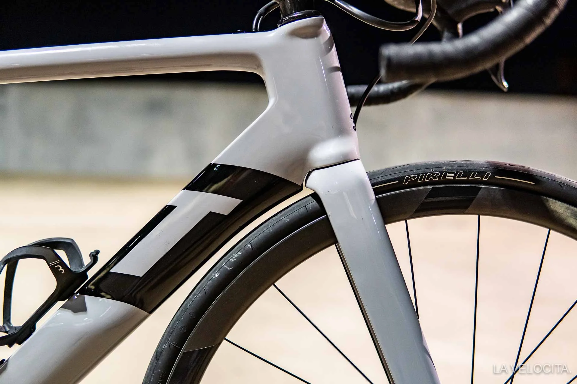 The Strada Due’s fork and down tube hug the wheel very closely