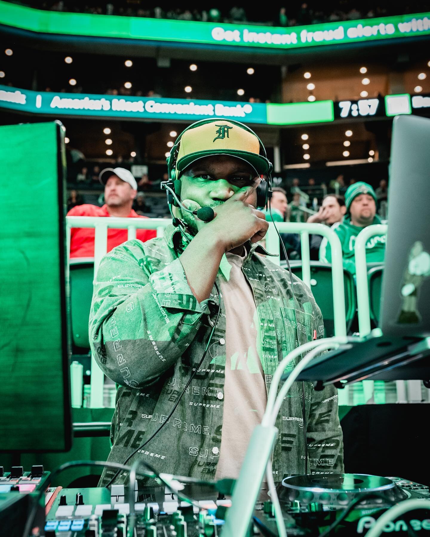 Been months since I got the vibes off at The Garden but @celtics ARE BACK TONIGHT! // ☘️☘️☘️ #BleedGreen #wholenewgame 
.
📸 @malakhaipearson 
.
.
.
.
.
.
#celtics #bostonceltics #tdgarden #nba #nbabasketball #nbabubble #boston #basketball #dj #music